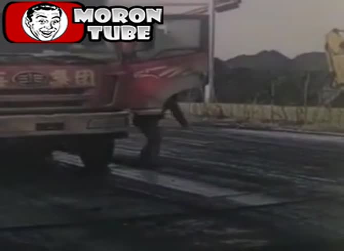 Video :A truck runs over a driver of a heavy cargo vehicle (public warning)